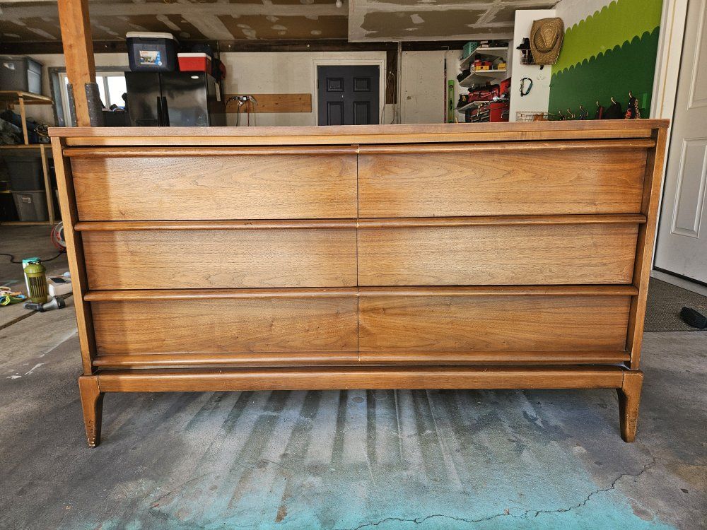 Set of 2 - Lane Mid-Century Modern Walnut 6-Drawer and 9-Drawer Dressers - Altavista Virginia