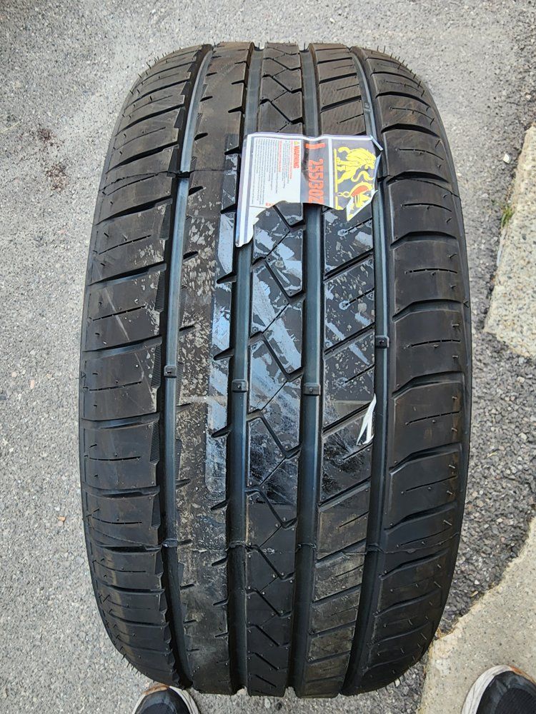 Lionhart LH-FIVE 255/30ZR20 Performance Tire - New