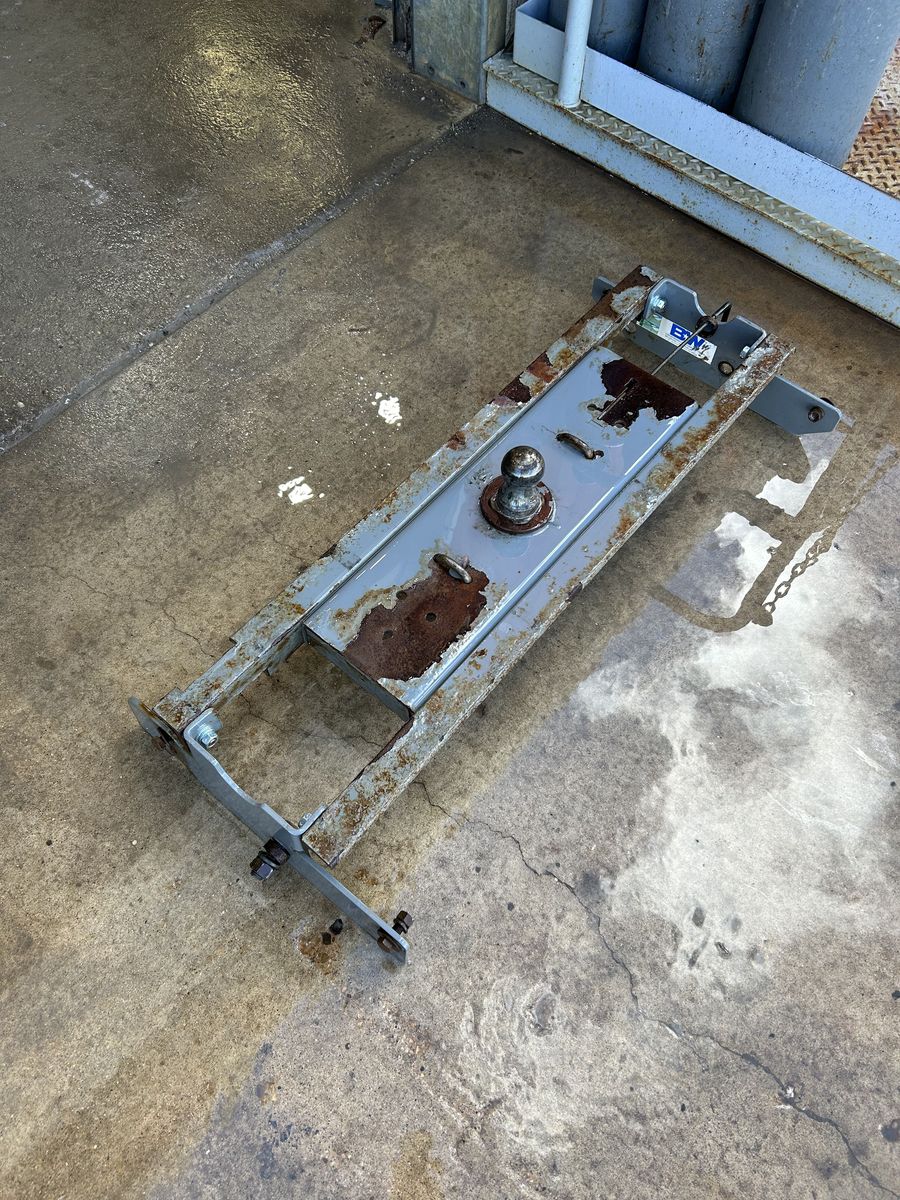 11-16 Ford Super Duty gooseneck hitch