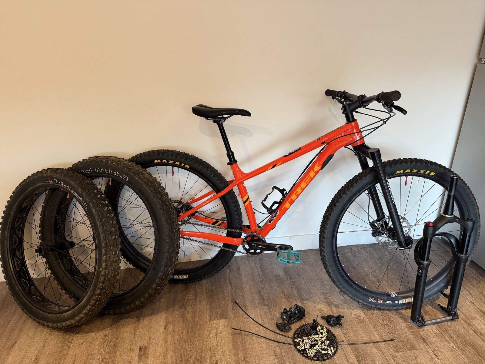 2020 Trek Farley 7 size medium *single speed conversion, dual season special, 29+ wheelset + fat wheelset included!*