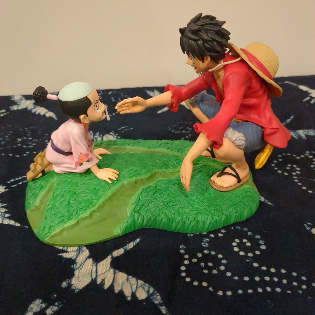 Luffy and Momonosuke figurine
