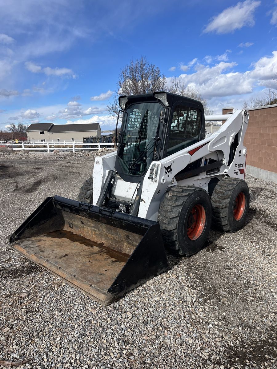 Bobcat S-850 skid steer