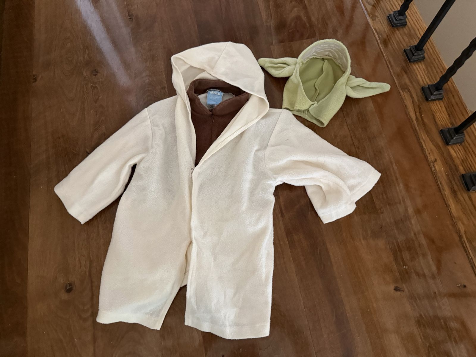 Infant sized Star Wars Yoda costume with hat runs big could fit toddlers 