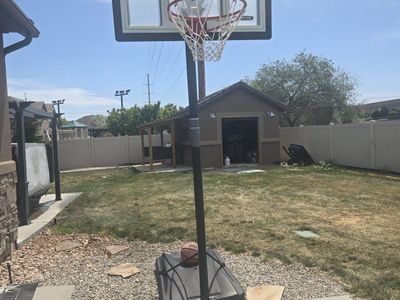 lifetime basketball hoop.