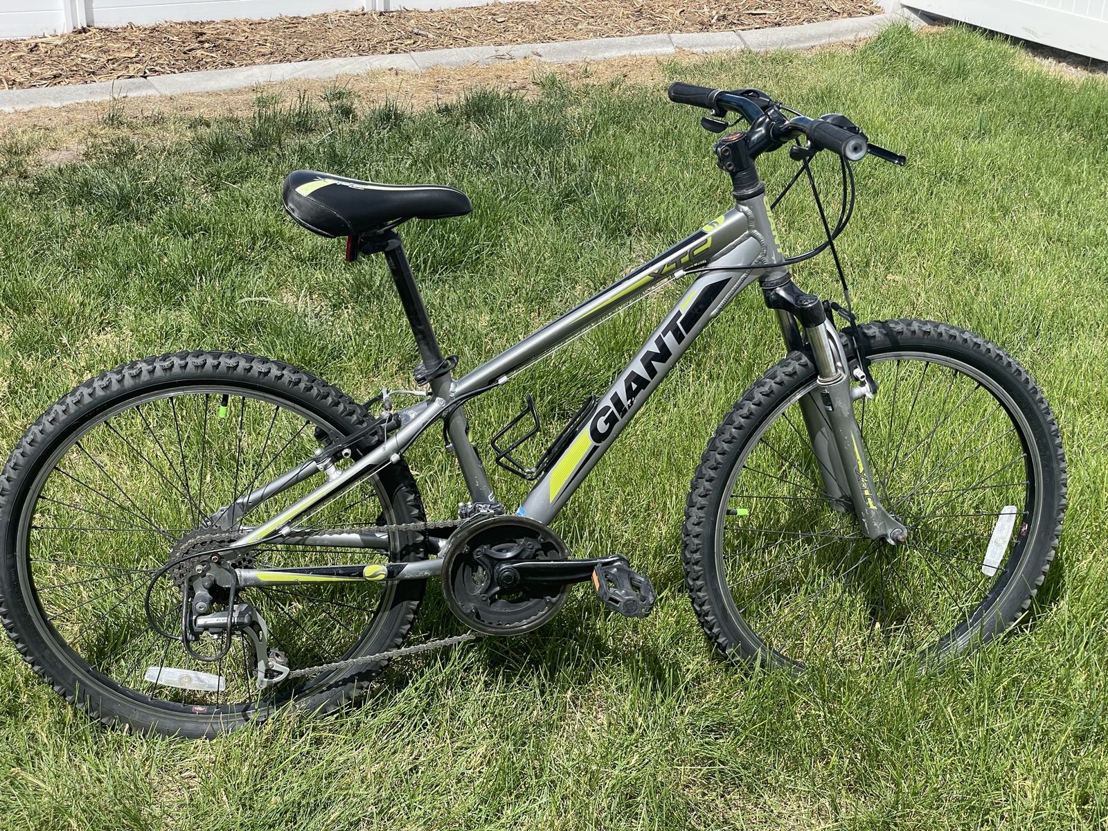 Giant XTC 24 21-speed Kids Mountain Bike