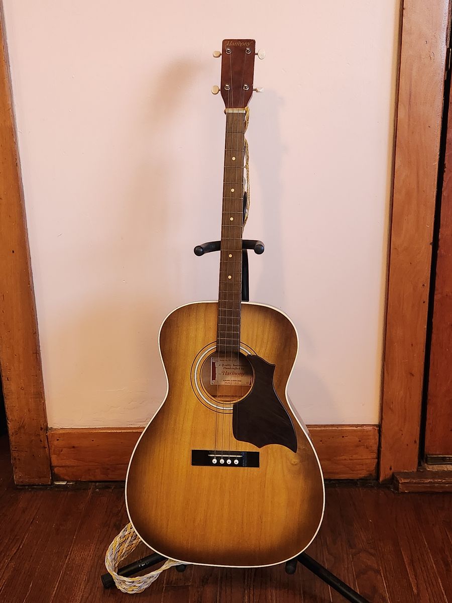 Vintage Harmony Baritone Ukulele and case.  Made in Chicago, Illinois.  Model H4102, Perfect shape.  Sounds great.