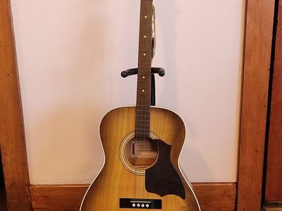 Vintage Harmony Baritone Ukulele and case. Made in Chicago, Illinois. Model H4102, Perfect shape. Sounds great.