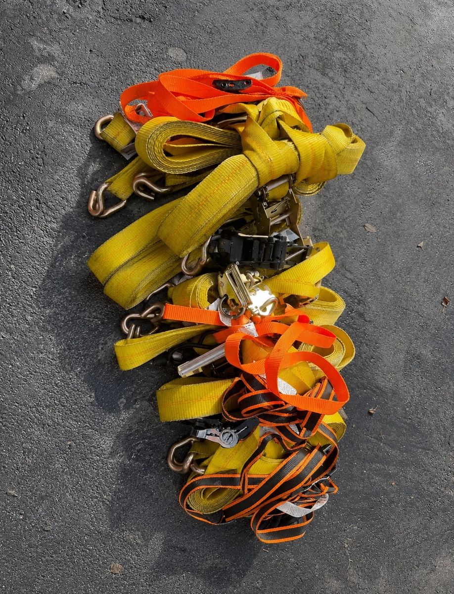 Heavy-duty strap bundle in good used condition. Everything works as it should and is ready to use.