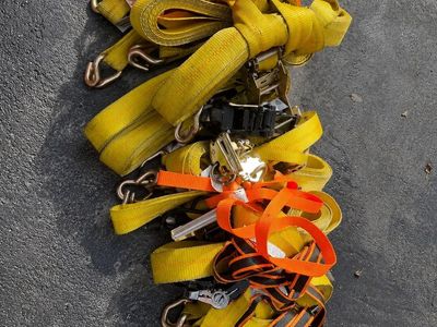 Heavy-duty strap bundle in good used condition. Everything works as it should and is ready to use.