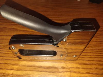 STAPLE GUN