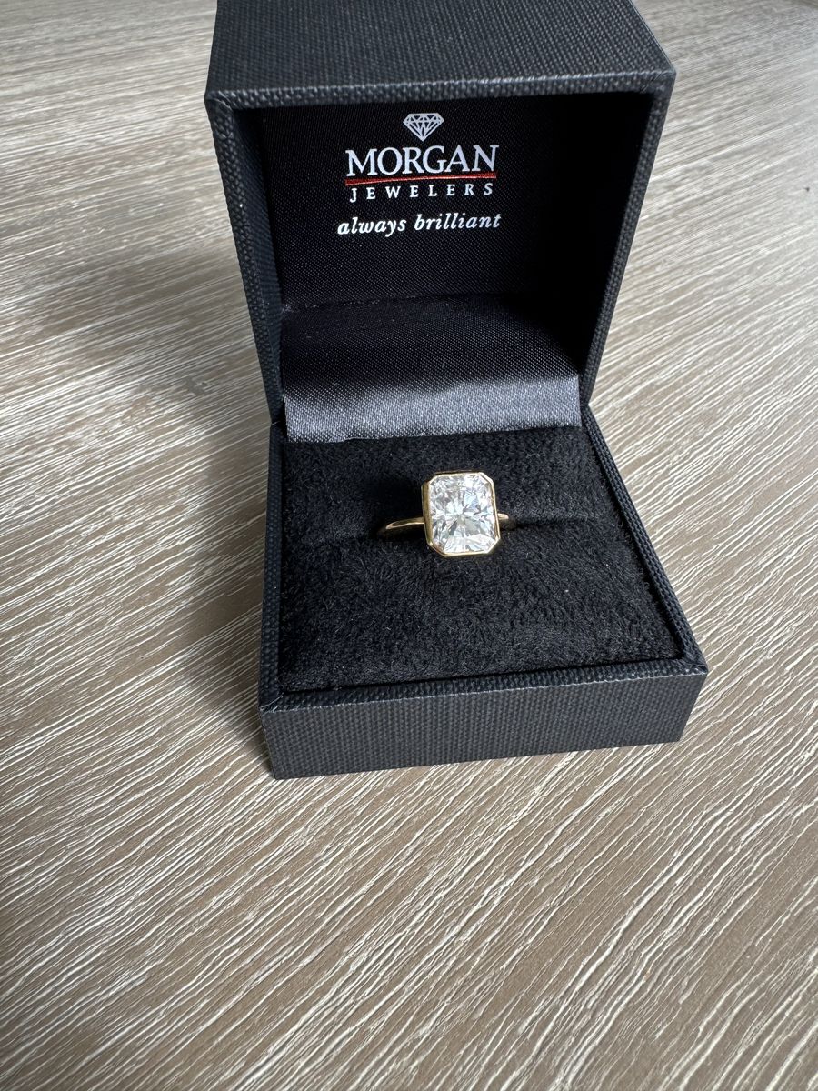 Stunning Morgan Jewelers Engagement Ring (Size 8)
