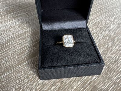 Stunning Morgan Jewelers Engagement Ring (Size 8)