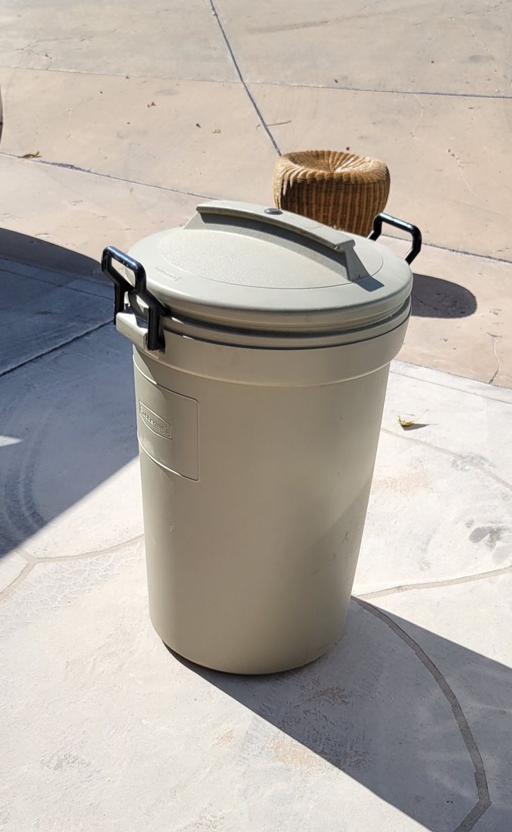 Rubbermaid Roughneck 32-Gallon Vented Outdoor Trash Can, Tan, Durable and Weather-Resistant