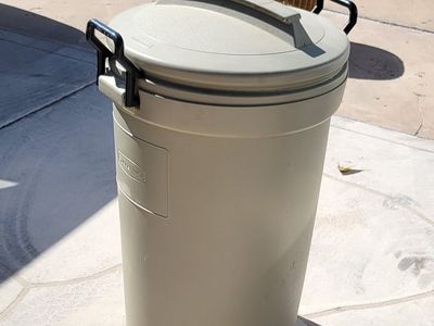 Rubbermaid Roughneck 32-Gallon Vented Outdoor Trash Can, Tan, Durable and Weather-Resistant