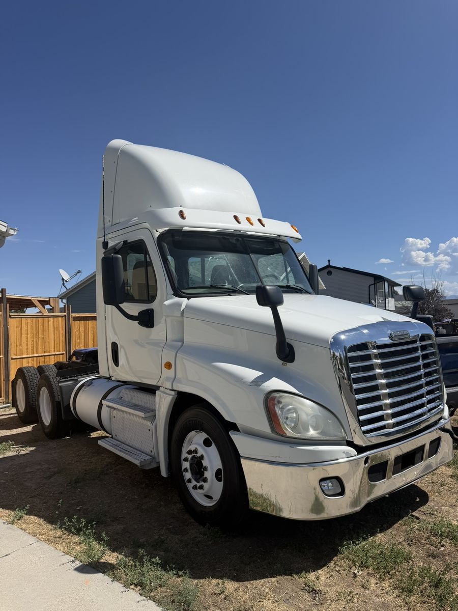 NICE! 2013 Freightliner CASCADIA DAY CAB TRUCK