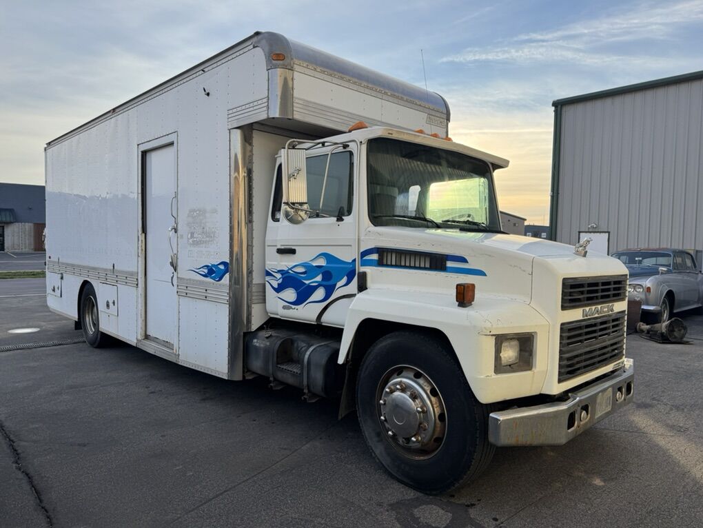 1999 Mack Box Truck - Mid‑Liner CS200P