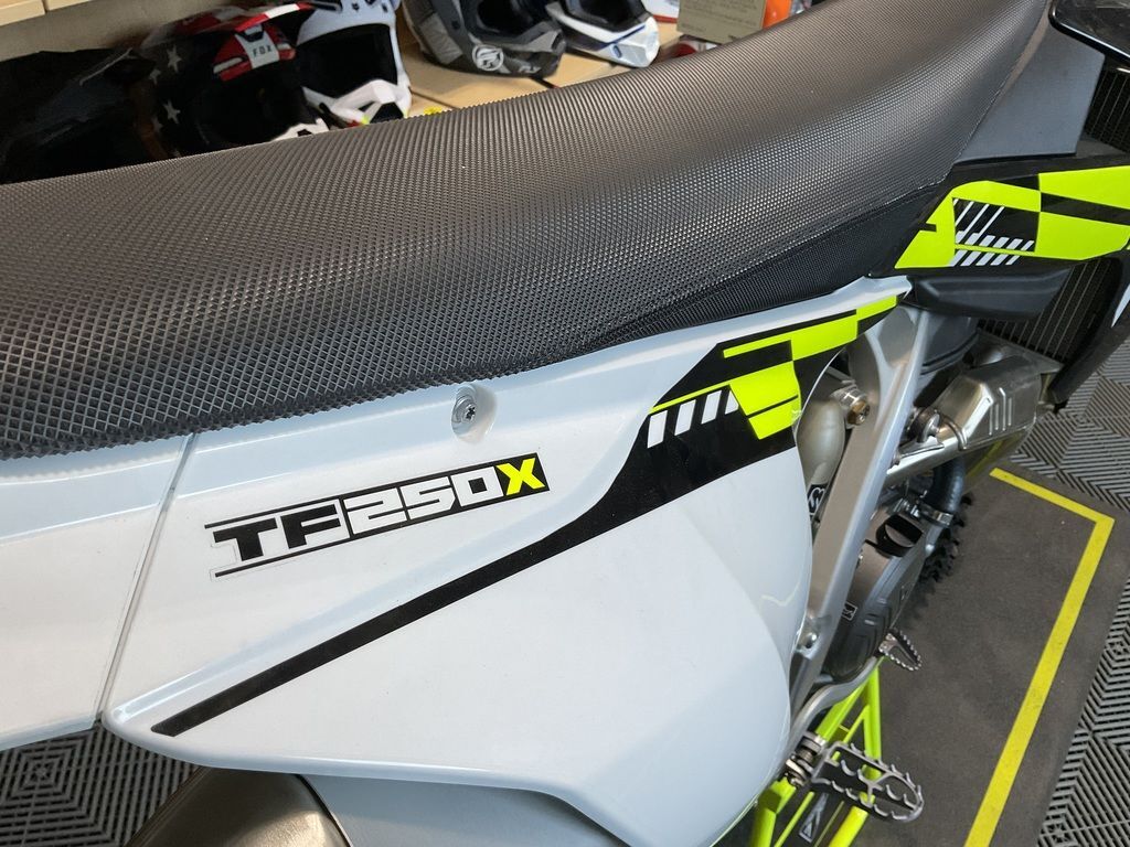 2025 Triumph TF 250-X Jet Black/Pure White