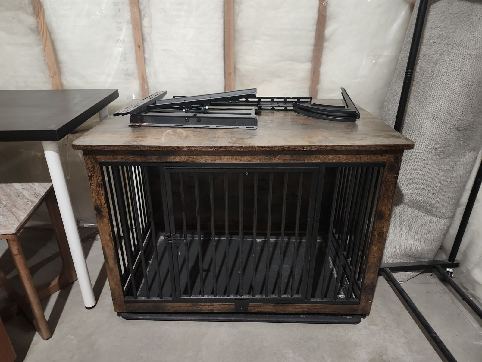 Dog house / crate / kennel