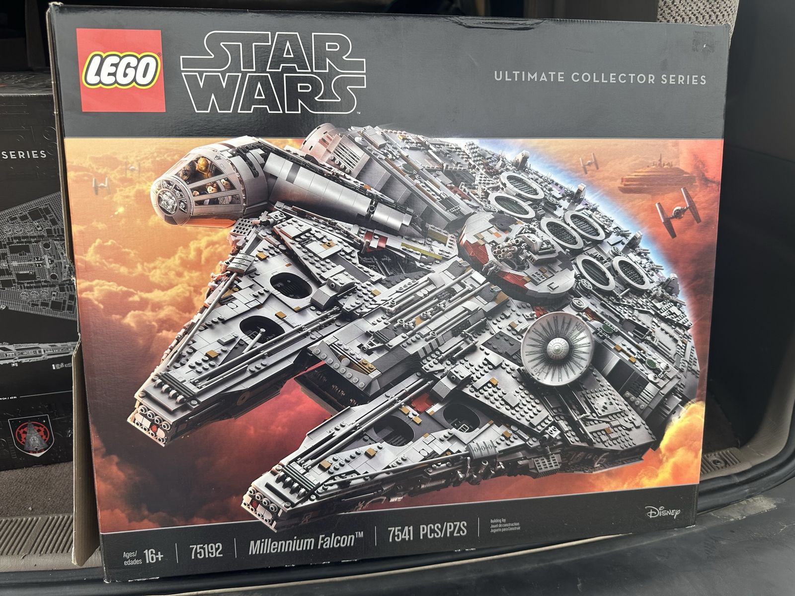 LEGO Star Wars UCS Millenium Falcon (75192-1)
