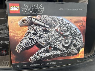 LEGO Star Wars UCS Millenium Falcon (75192-1)