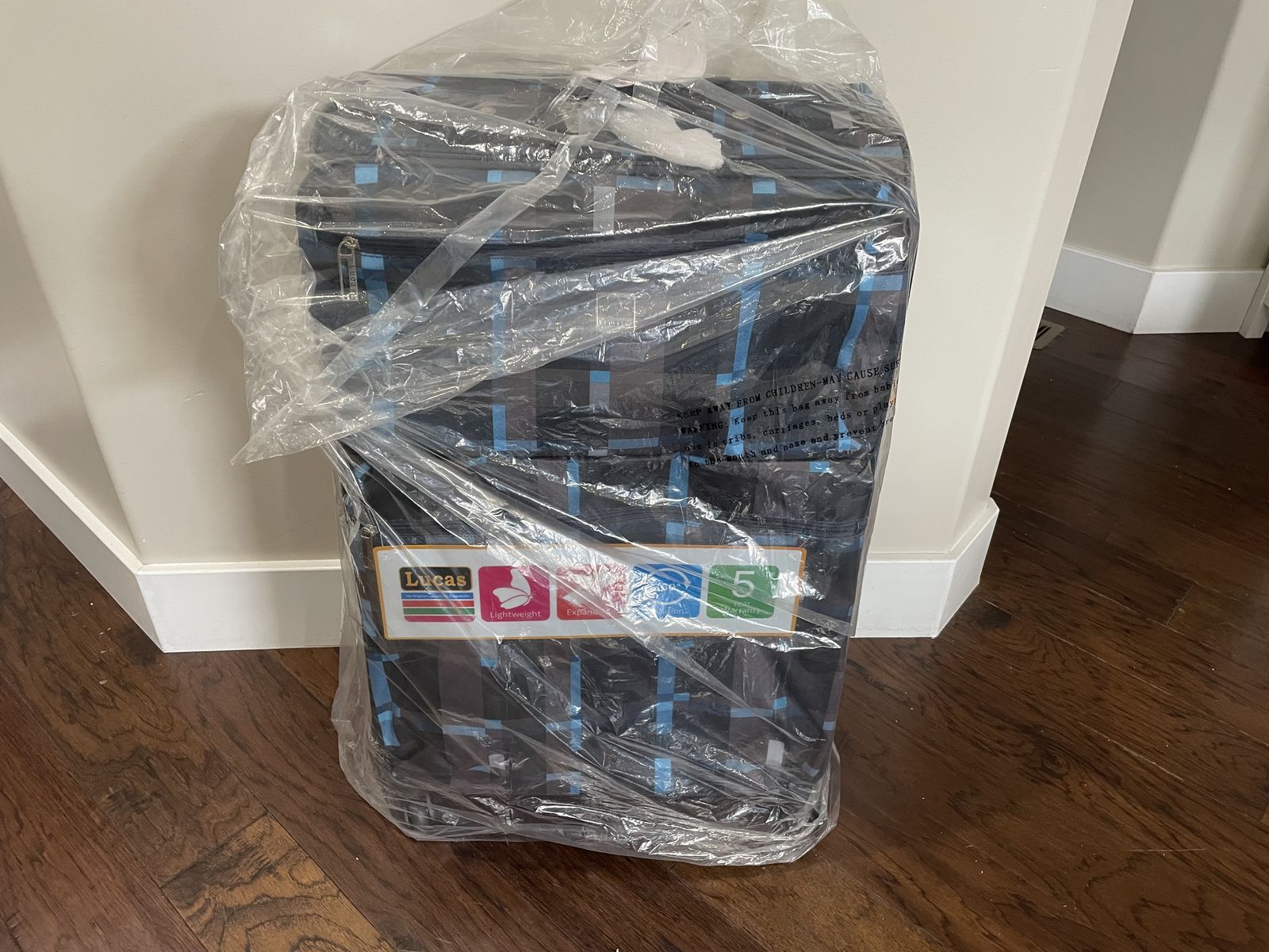 Brand New Lucas 28" Designer Luggage Collection - Expandable 28 Inch Softside