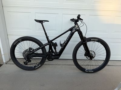 2026 Pivot Shuttle AMP’d size M