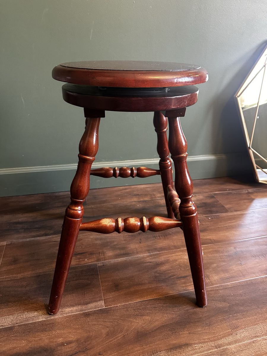 Wood Swivel Stool – Turned Legs