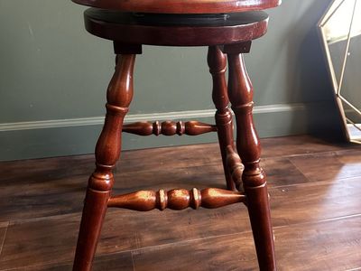 Wood Swivel Stool – Turned Legs