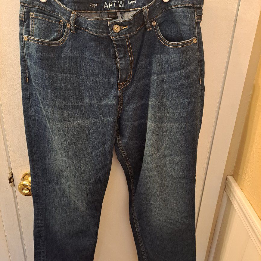 Cute womens Apt 9 brand capri jeans