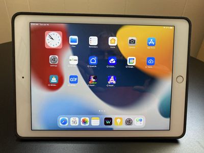 Apple iPad Air 2 64GB Wi-Fi Space Gray 10.2-inch Retina Display with Case