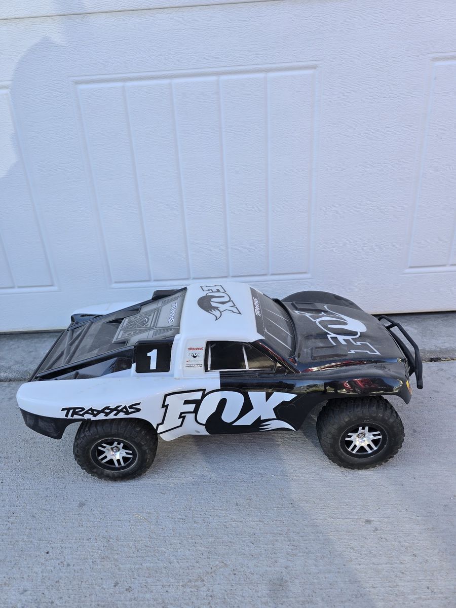 Traxxas FOX RC Truck + 3 LiPo Batteries & Charger – Barely Used