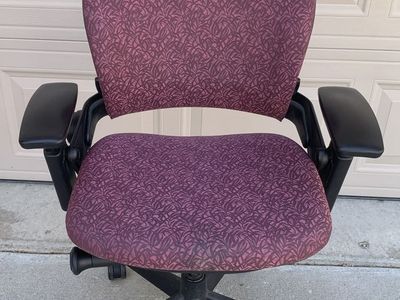 MANY COLOR STEELCASE V2 LEAP CHAiRS