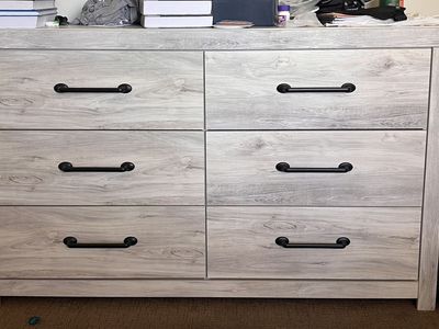 Like-New Bedroom Furniture Set!