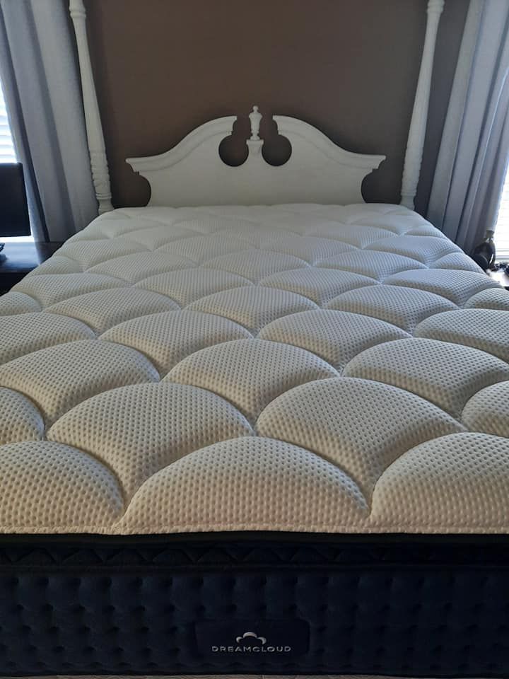 Dreamcloud Premier Rest QUEEN Mattress-Perfect Condition