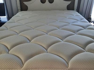 Dreamcloud Premier Rest QUEEN Mattress-Perfect Condition
