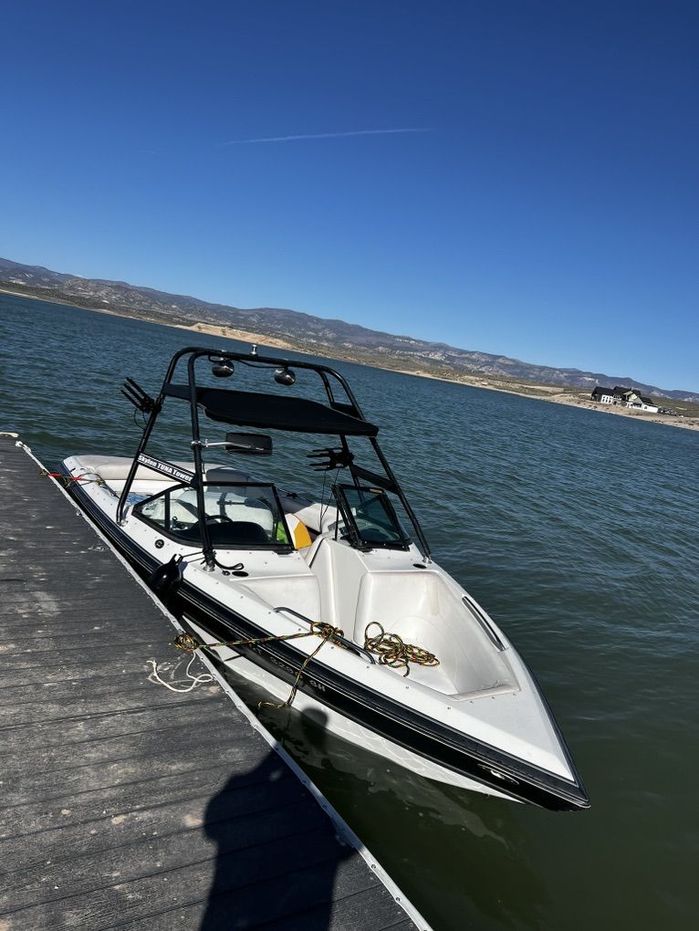 1999 Centurion ski Boat