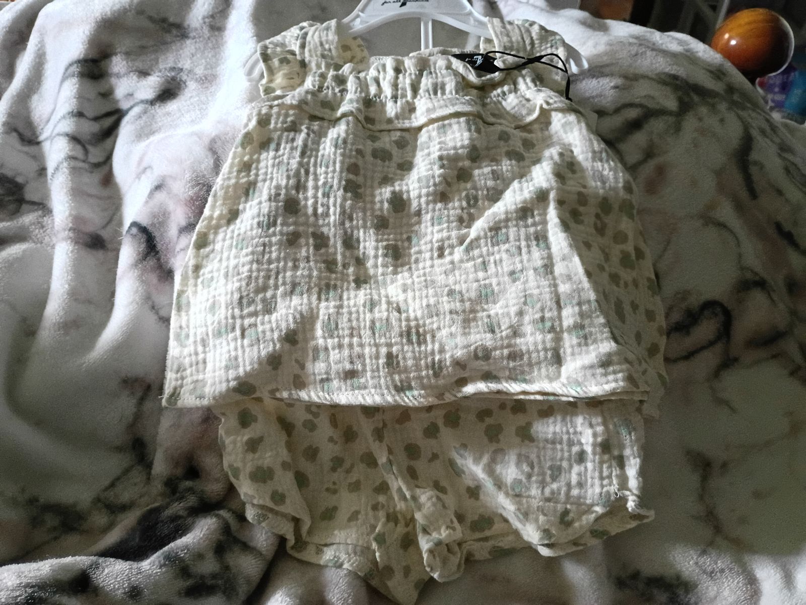 Baby Girl 2-Piece Outfit Set Top & Shorts size 6/9 months
