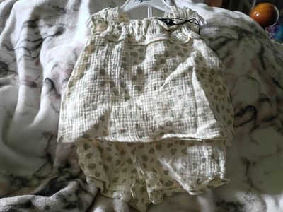 Baby Girl 2-Piece Outfit Set Top & Shorts size 6/9 months
