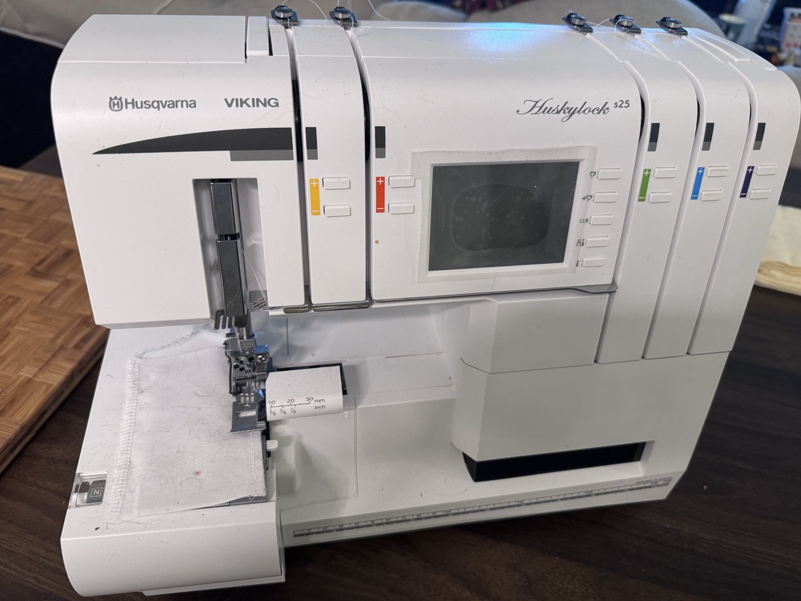 Husqvarna Viking Huskylock s25 serger (overlock ma