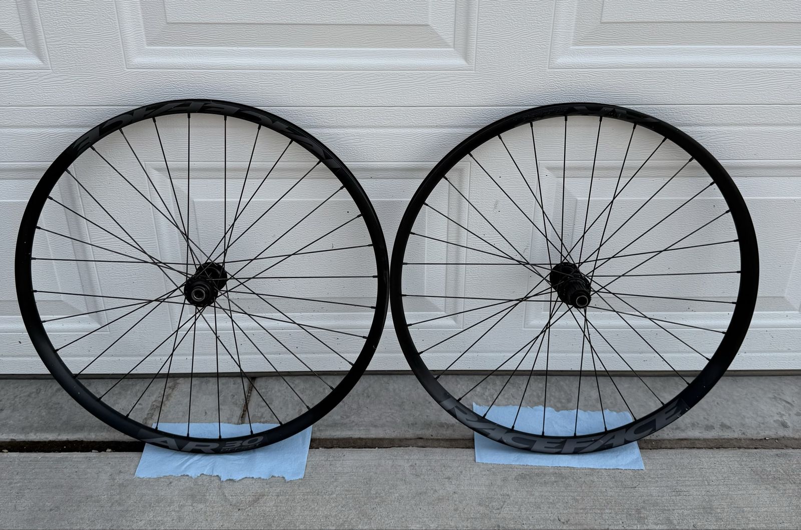 Race Face AR30 Offset 27.5” Boost Wheelset - Shimano Hubs