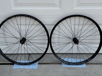 Race Face AR30 Offset 27.5” Boost Wheelset - Shimano Hubs