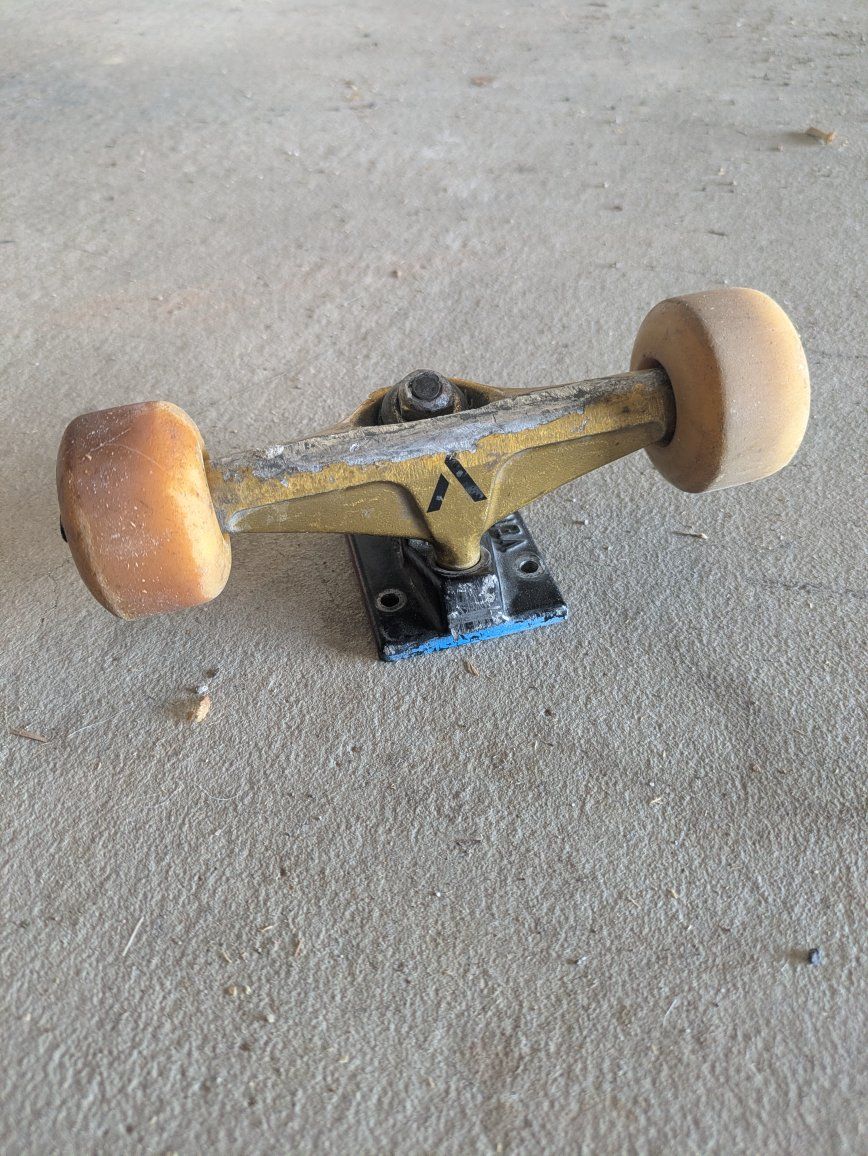 venture trucks 7.5" with mystery wheels and bones bearings