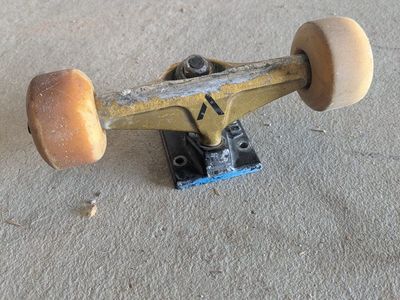 venture trucks 7.5" with mystery wheels and bones bearings