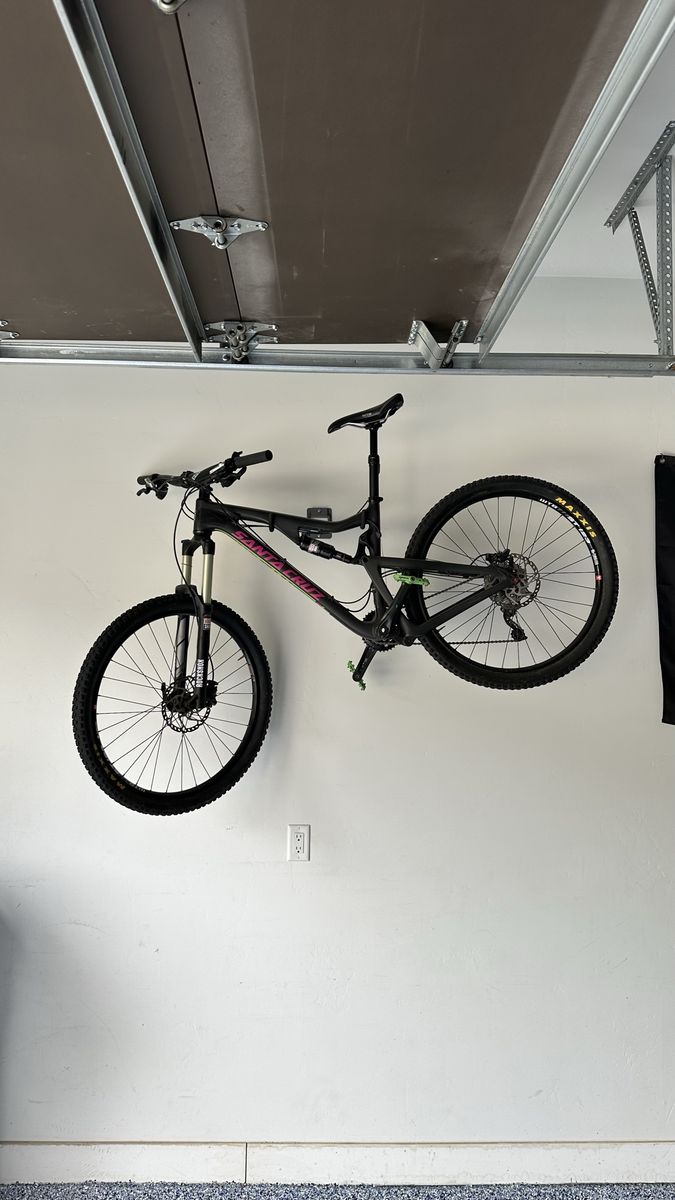 Santa Cruz Bronson Carbon C Full Suspension Mountain Bike with RockShox and Maxxis Tires