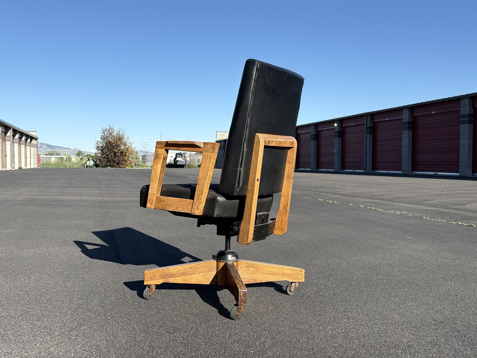 Vintage Mid Century Modern desk armchair. Made by Gunlocke. Rolling swivel rocking office 70’s MCM