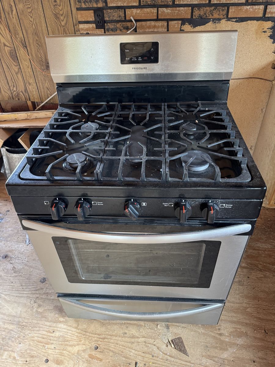 Frigidaire Stainless Steel Gas Range with 5 Burners & Oven