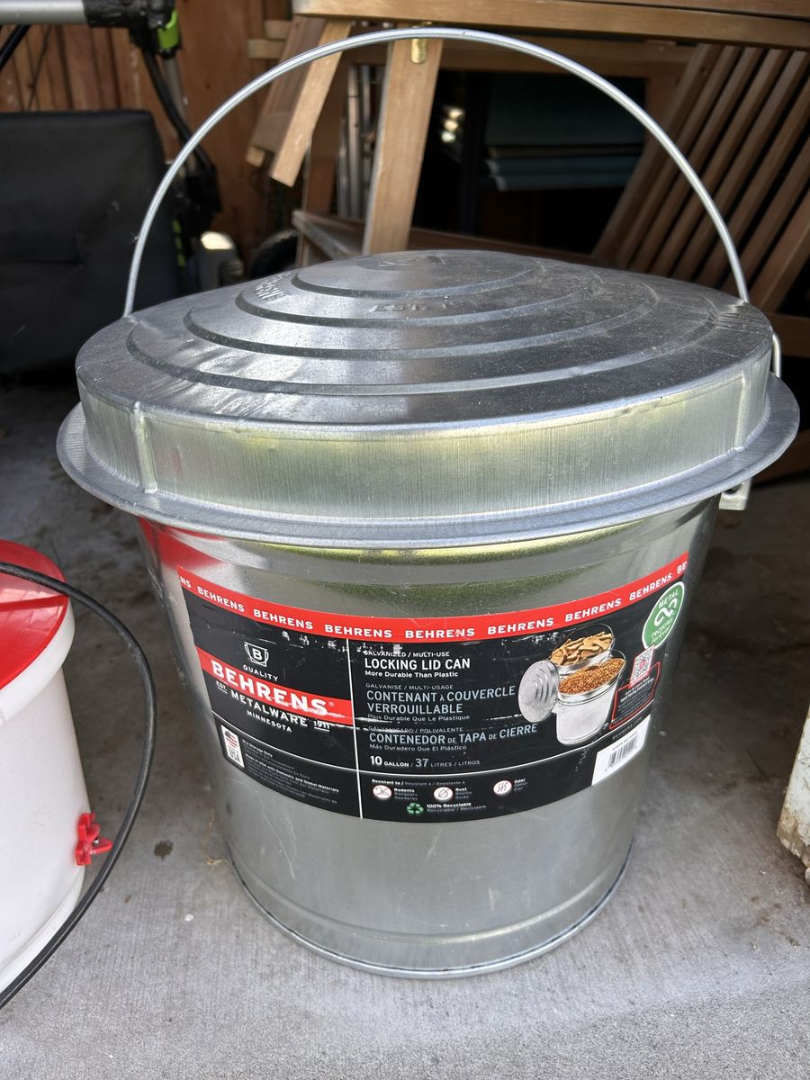 10 Gallon Locking Lid Cans
