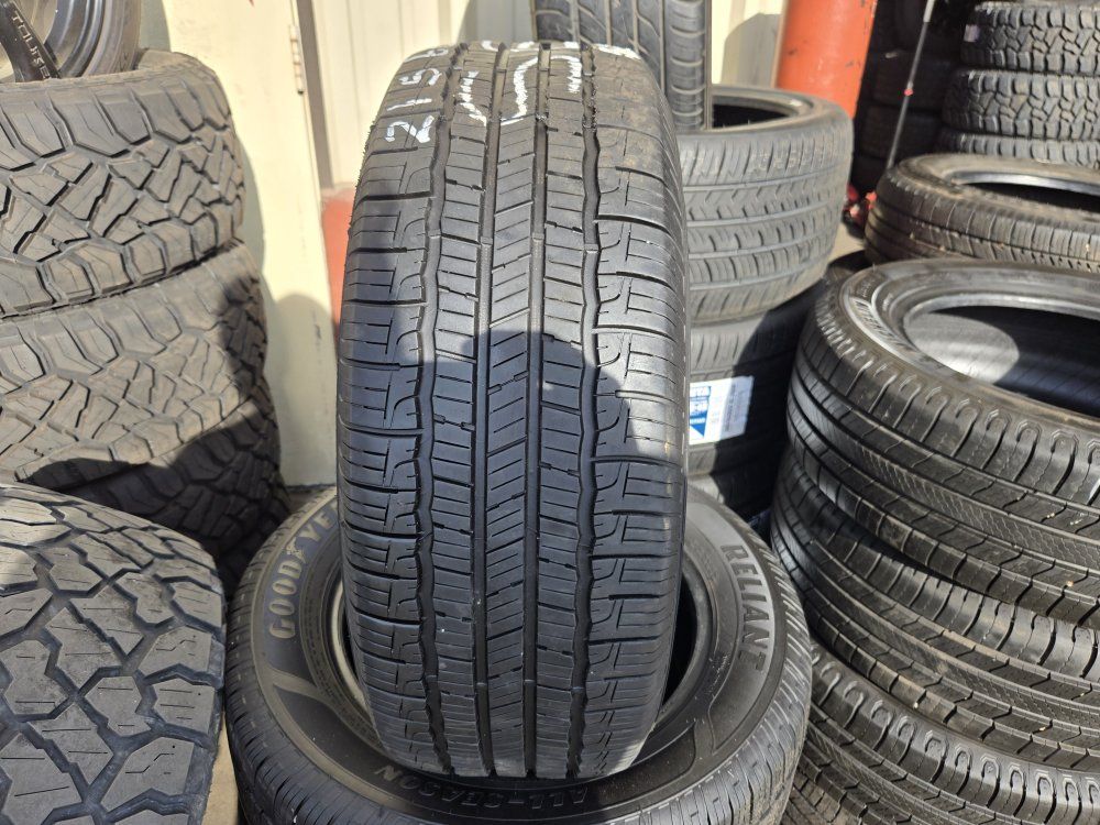 SET 215/60R16 GOODYEAR RELIANT