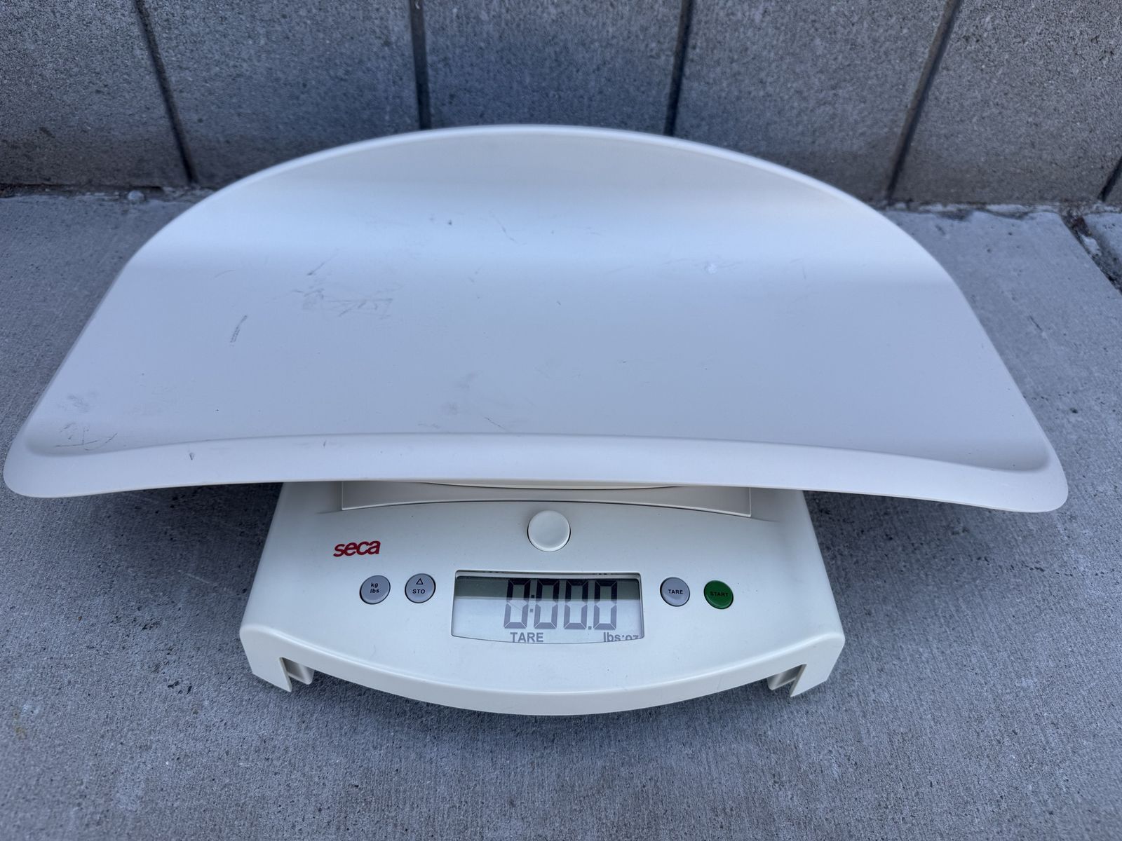 SECA 354 infant Newborn Baby Scale - Some Scuffs and Scratches