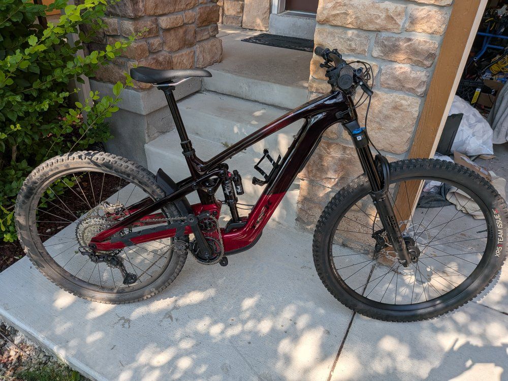 Only 27 miles 2025 Trek Slash+ 9.7 EMTB